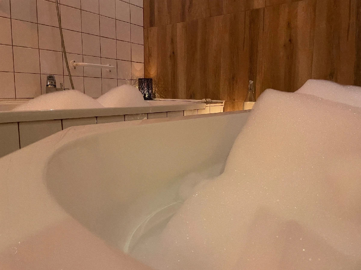 ОТПУСКАЩА ГОРЕЩА ВАНА С ПЯНА - прекрасен начин за отпускане, освежаване и грижа за кожата си, подобрява кръвообращението и здравето на сърцето, укрепва имунната система и облекчава симптомите на настинка и грип, допринася за качествения сън.